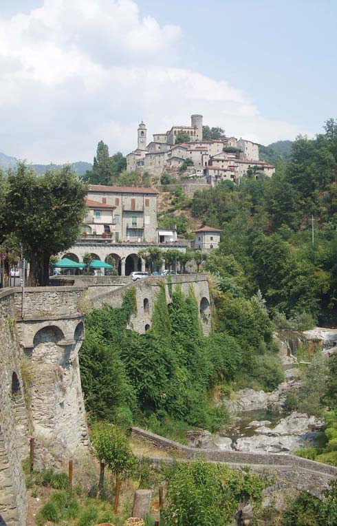 Piazza Roma a Bagnone e le balze del torrente Bagnone